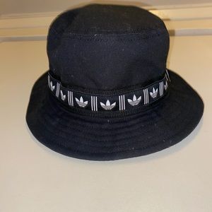 ADIDAS BUCKET HAT